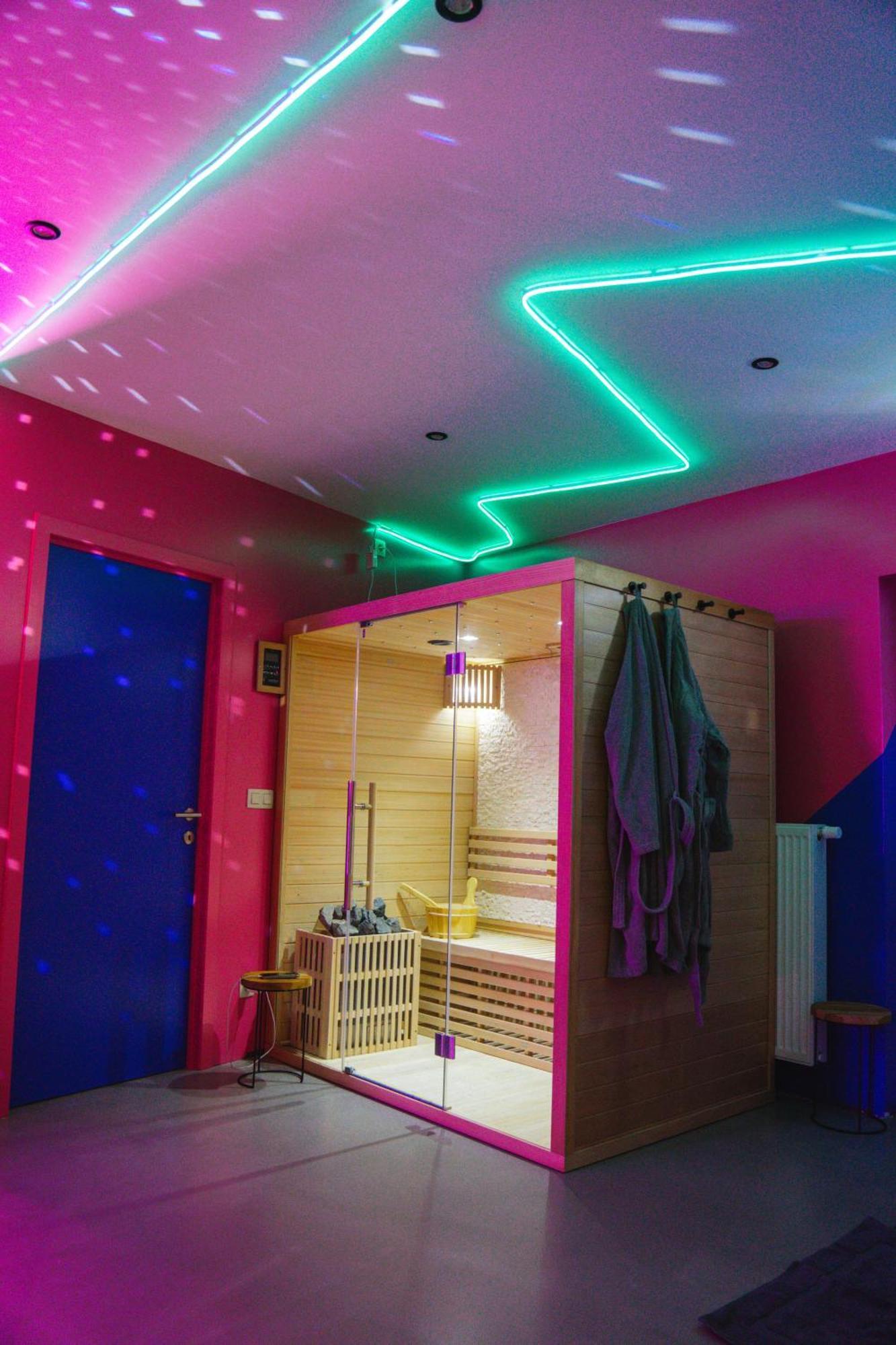 Capsule Boogie-Woogie - Jacuzzi - Sauna - Billard - Jeux - Ecran Geant - Filet Suspendu - Netflix La Louviere Bagian luar foto