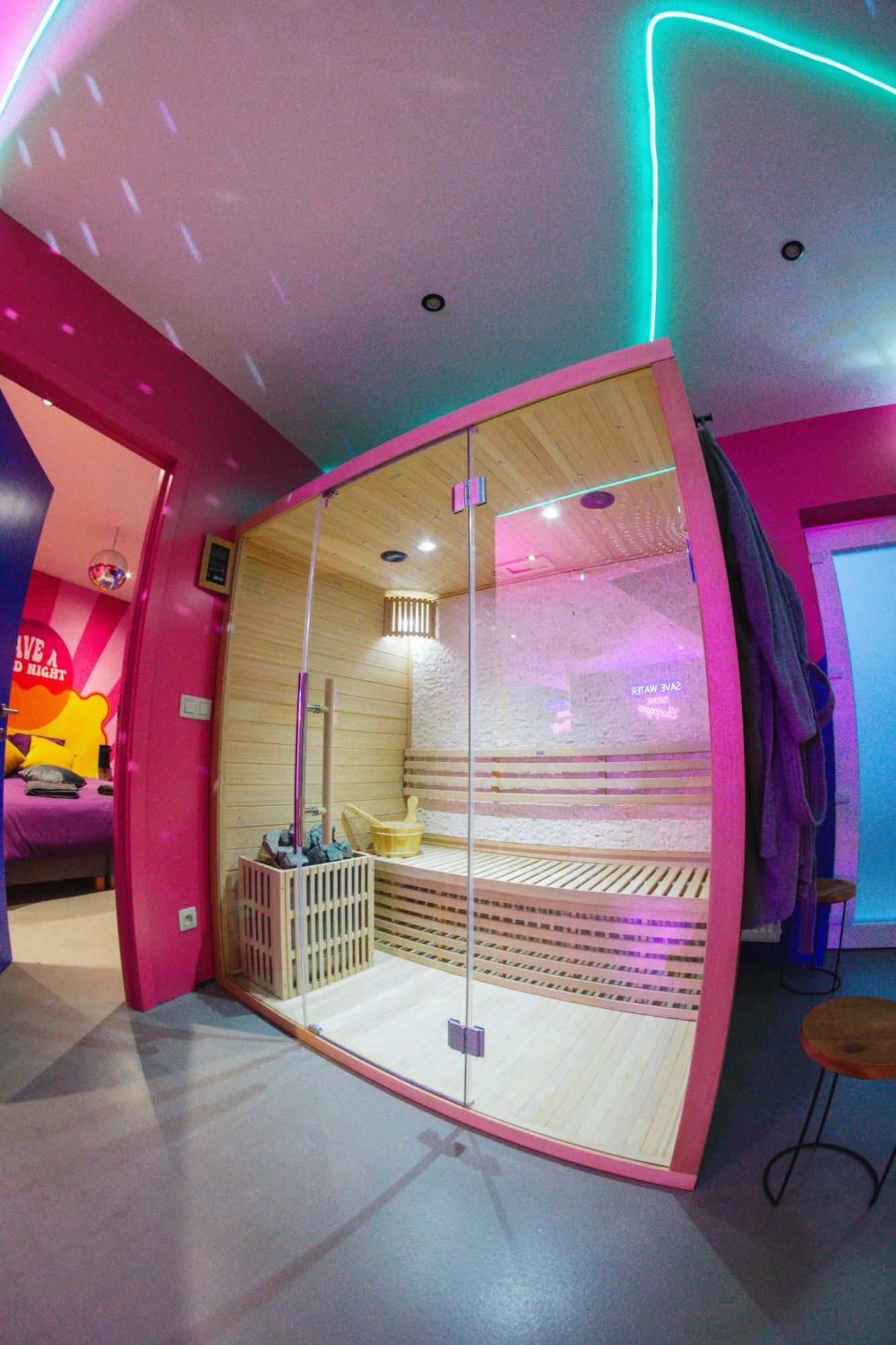 Capsule Boogie-Woogie - Jacuzzi - Sauna - Billard - Jeux - Ecran Geant - Filet Suspendu - Netflix La Louviere Bagian luar foto