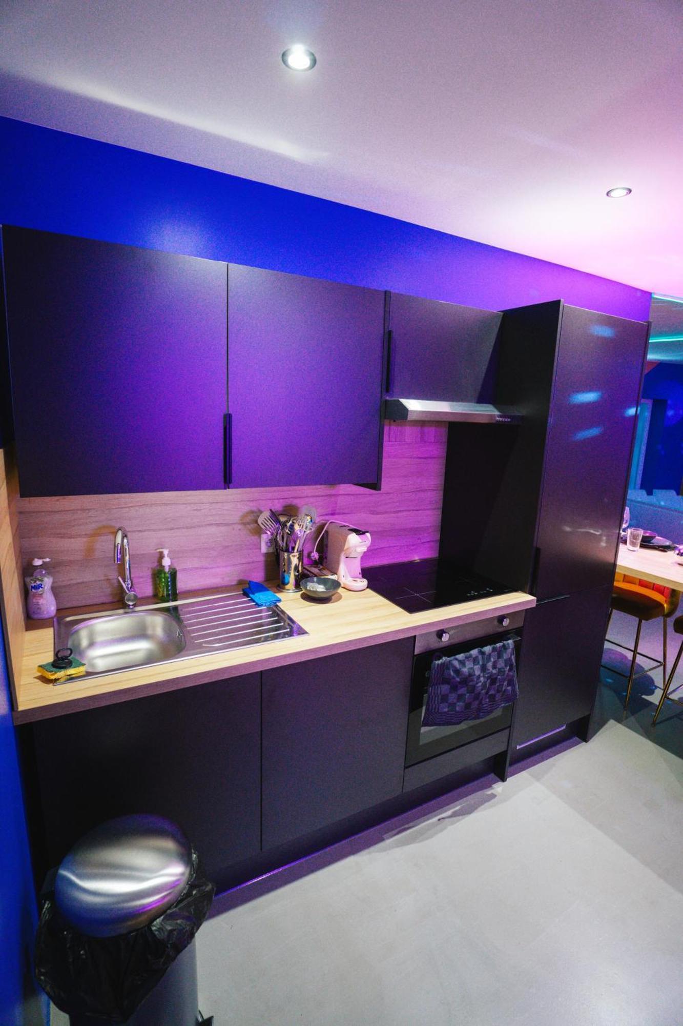 Capsule Boogie-Woogie - Jacuzzi - Sauna - Billard - Jeux - Ecran Geant - Filet Suspendu - Netflix La Louviere Bagian luar foto