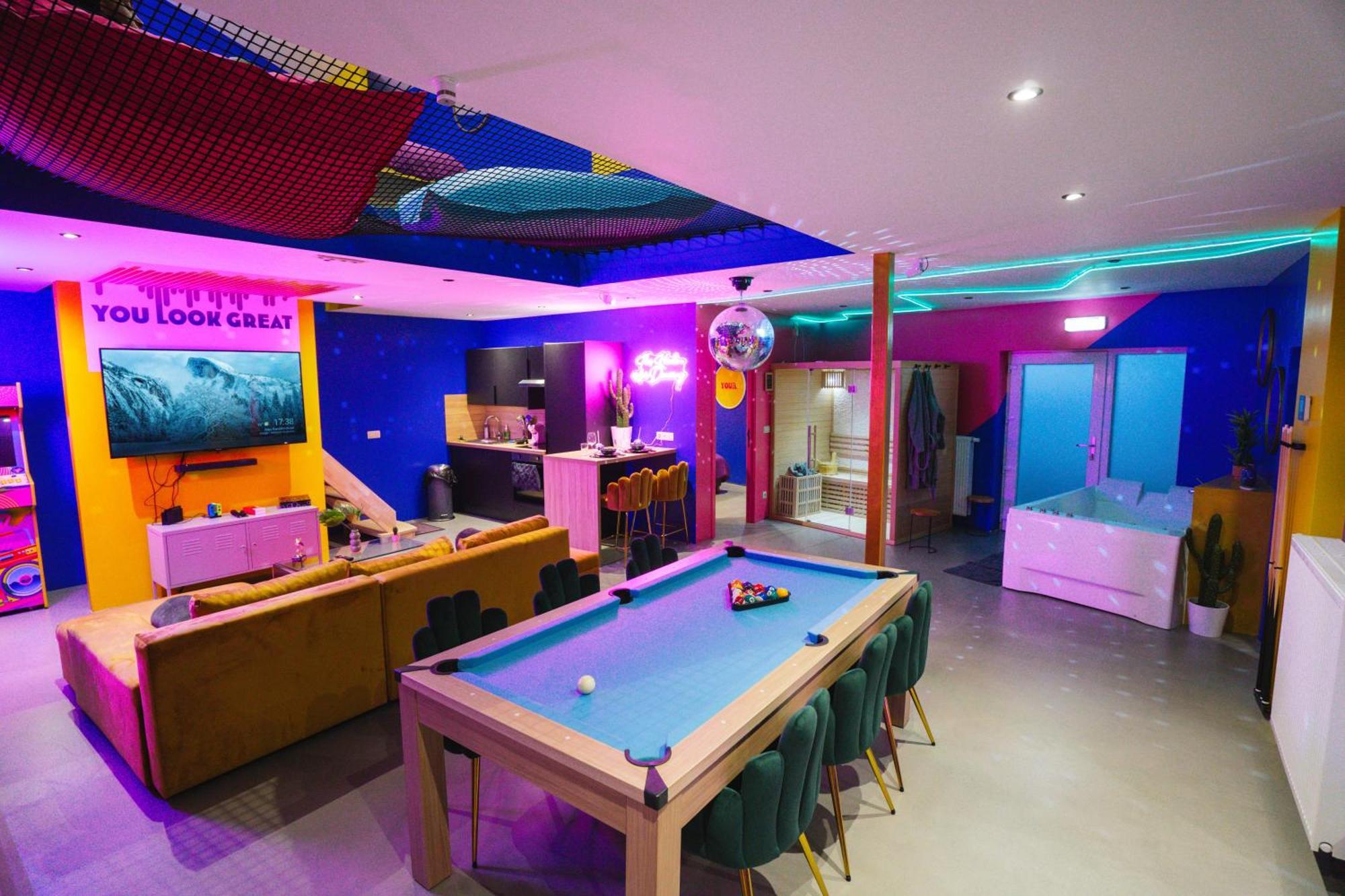 Capsule Boogie-Woogie - Jacuzzi - Sauna - Billard - Jeux - Ecran Geant - Filet Suspendu - Netflix La Louviere Bagian luar foto