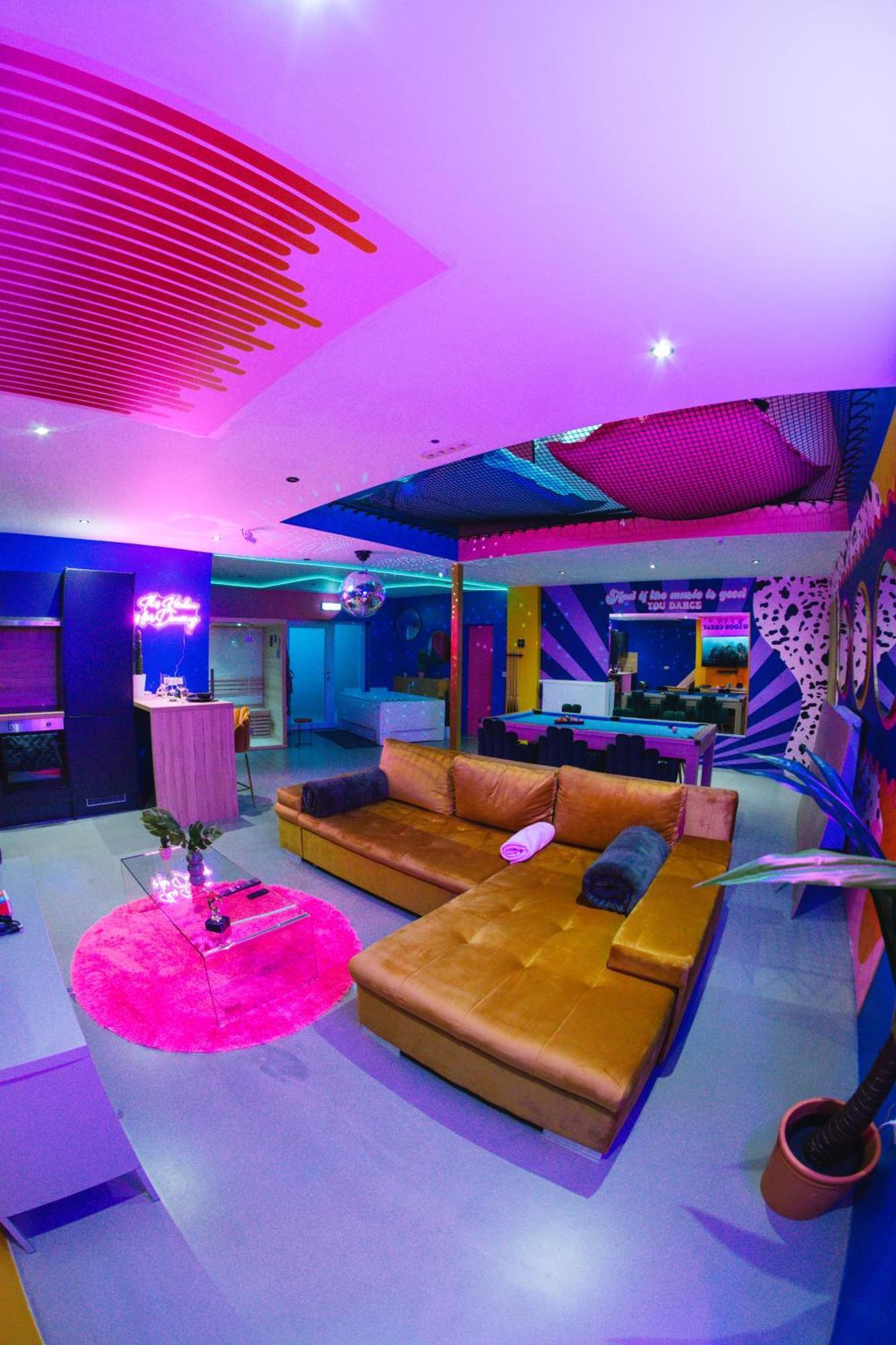 Capsule Boogie-Woogie - Jacuzzi - Sauna - Billard - Jeux - Ecran Geant - Filet Suspendu - Netflix La Louviere Bagian luar foto